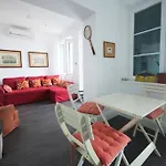 Charming Colonial Flat In Historic Building