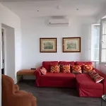 Charming Colonial Flat In Historic Building