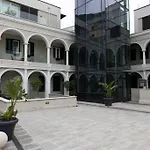 Charming Colonial Flat In Historic Building