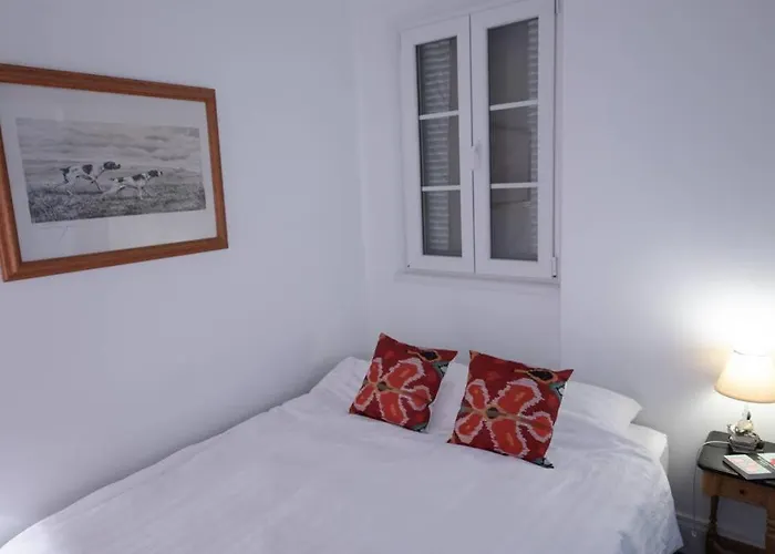 Charming Colonial Flat In Historic Building