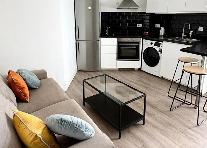 Modern City Centre Two Bedroom Windsor Apartment - Grand Central House