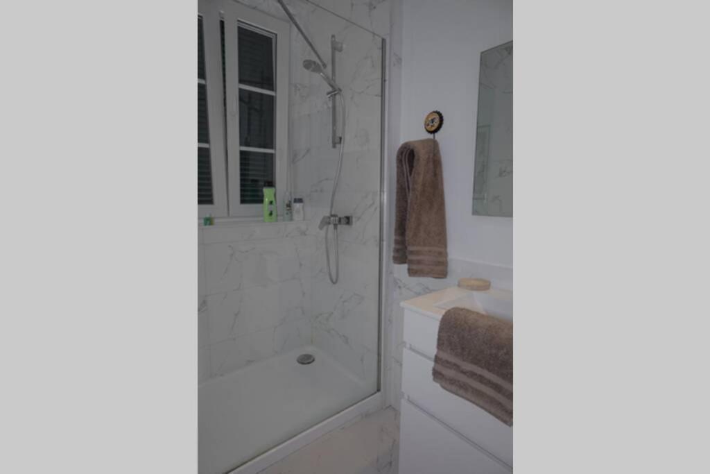 Charming Colonial Flat In Historic Building *