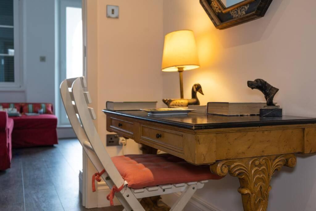 Charming Colonial Flat In Historic Building *