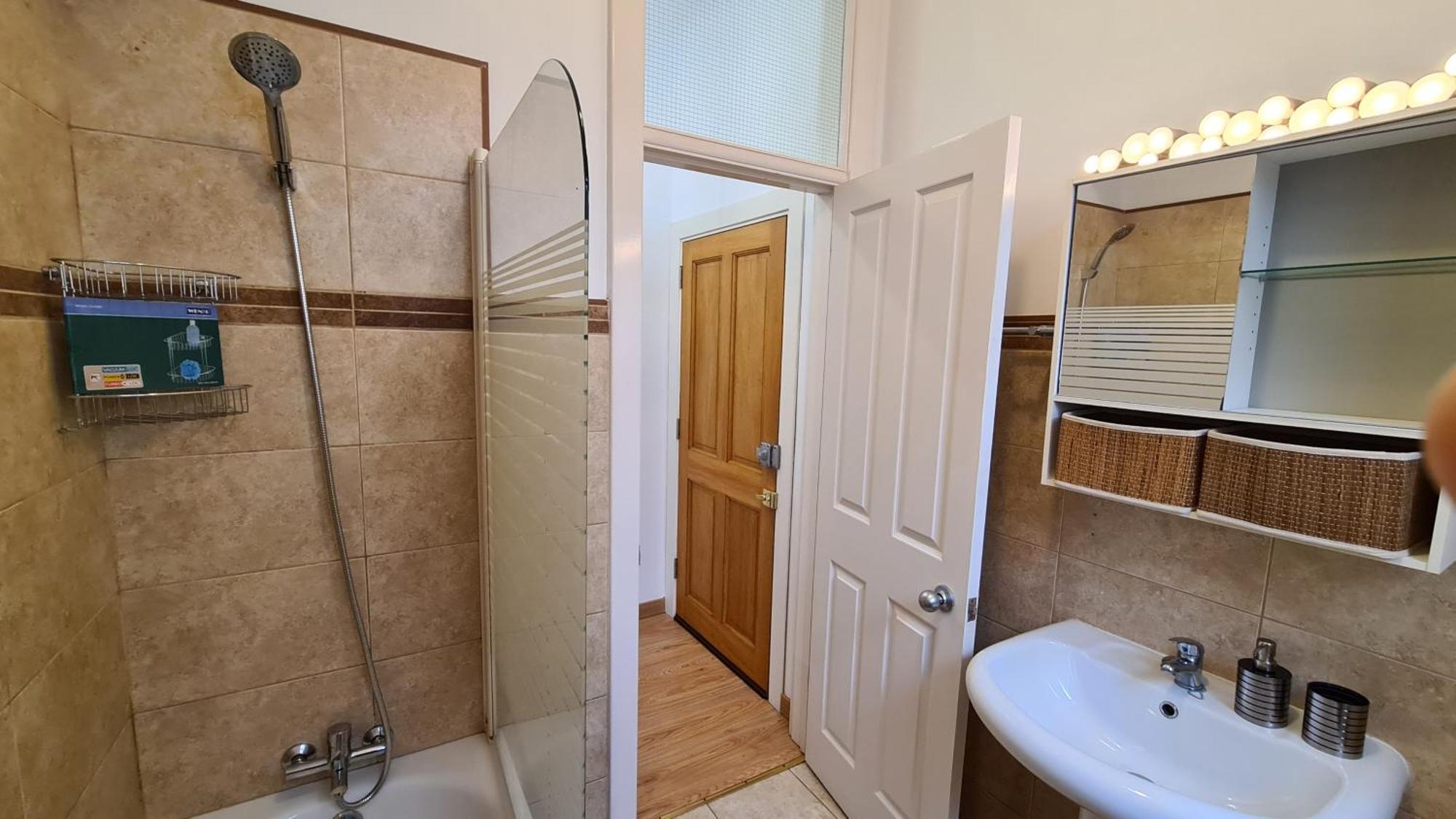 Town Centre Flat With Roof Terrace Gibraltar