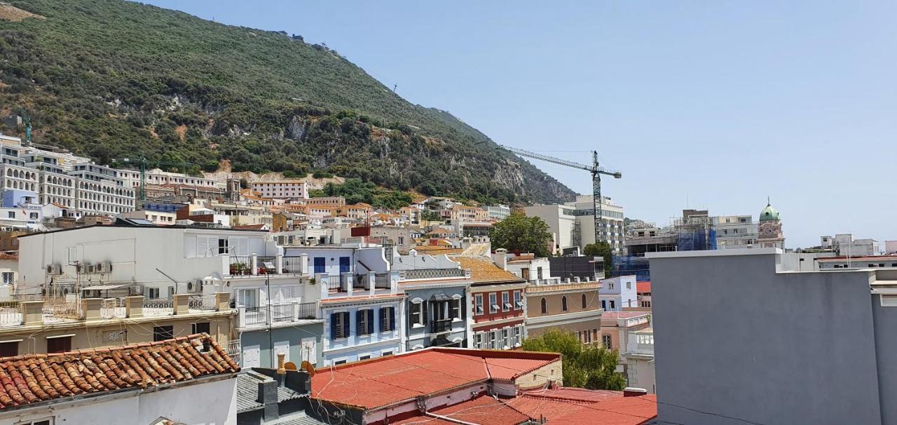 Town Centre Flat With Roof Terrace *
