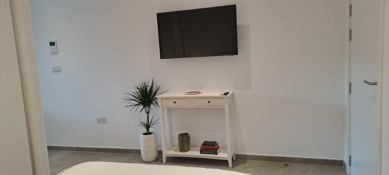 Large Studio With View-hosted By Sweetstay