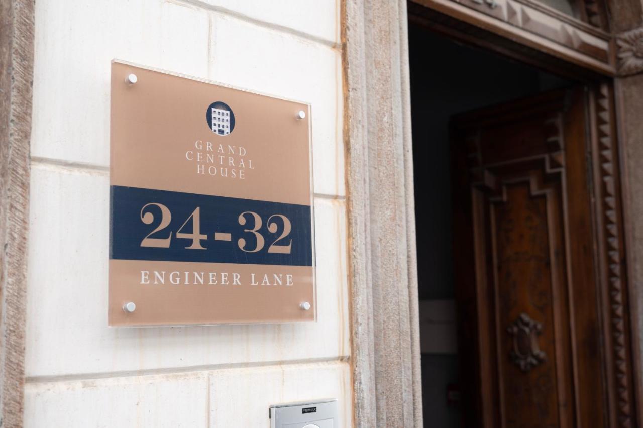 Modern Centre Two Bedroom Windsor - Grand House Apartment