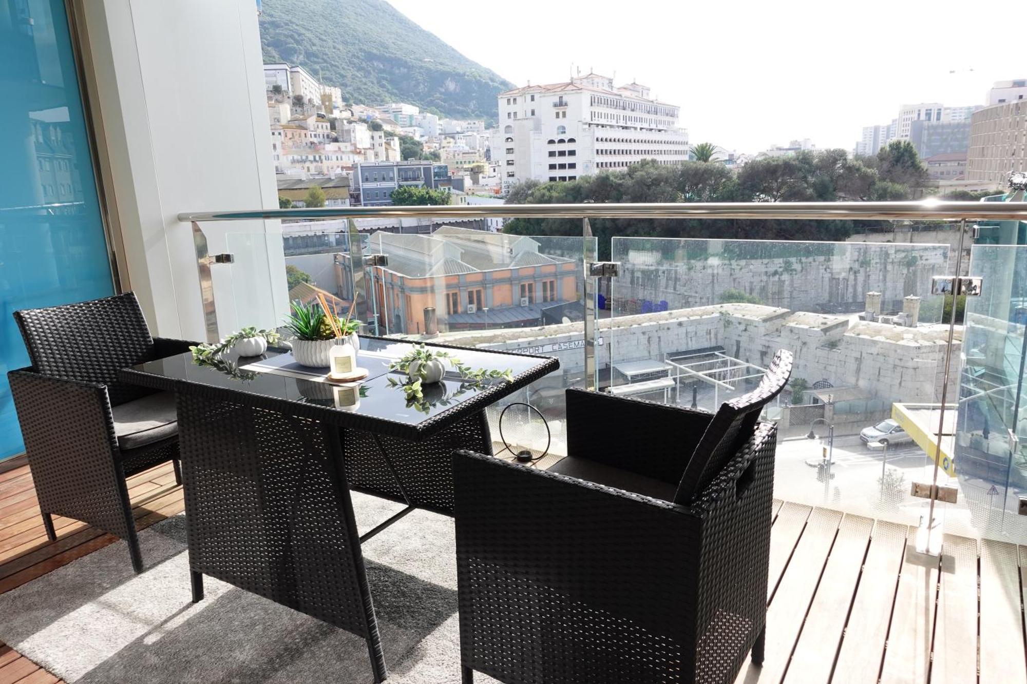 Apartment Luxury With Rooftop Pools & Views