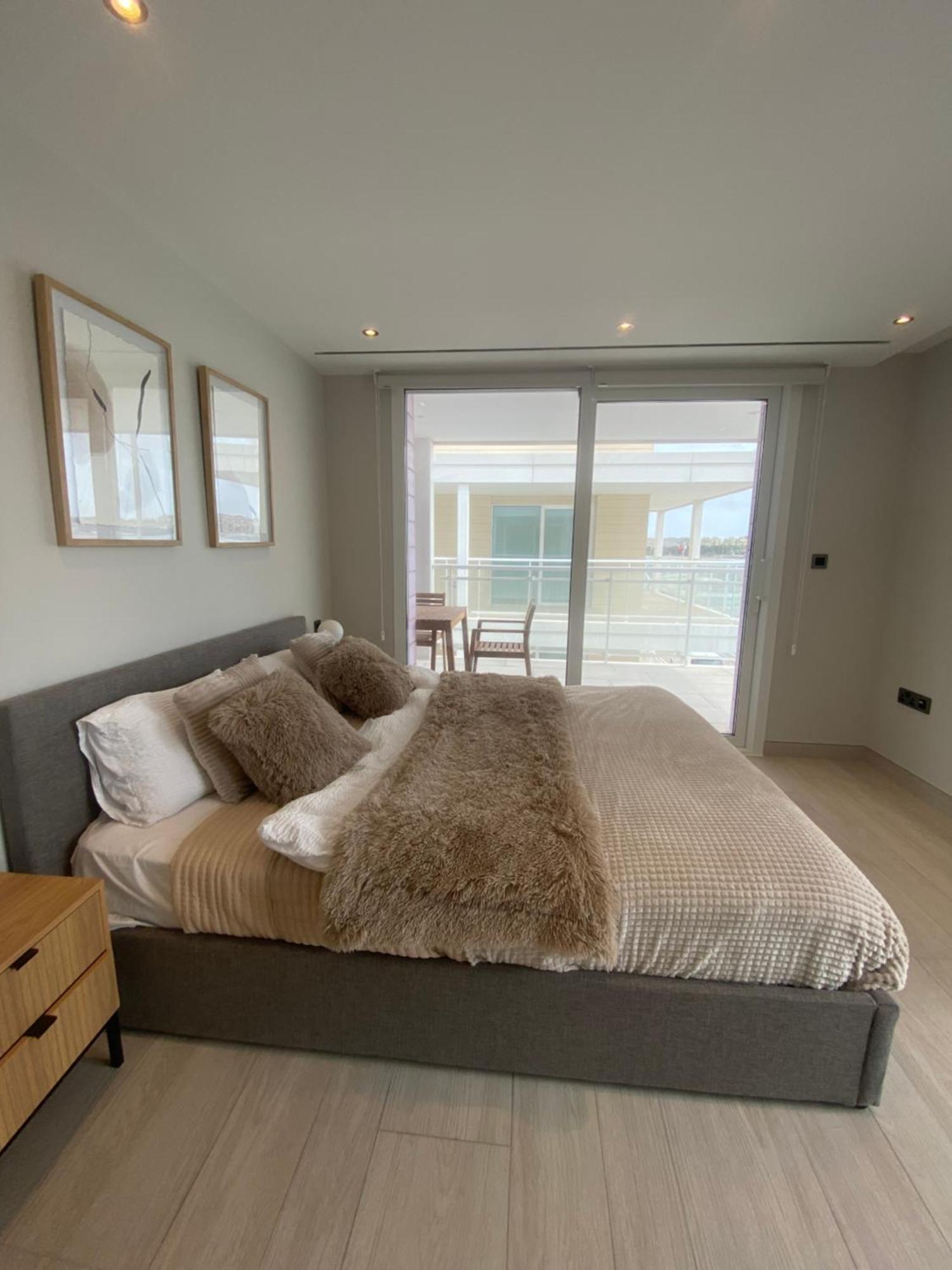Deluxe Marina View Seafront Apartment *