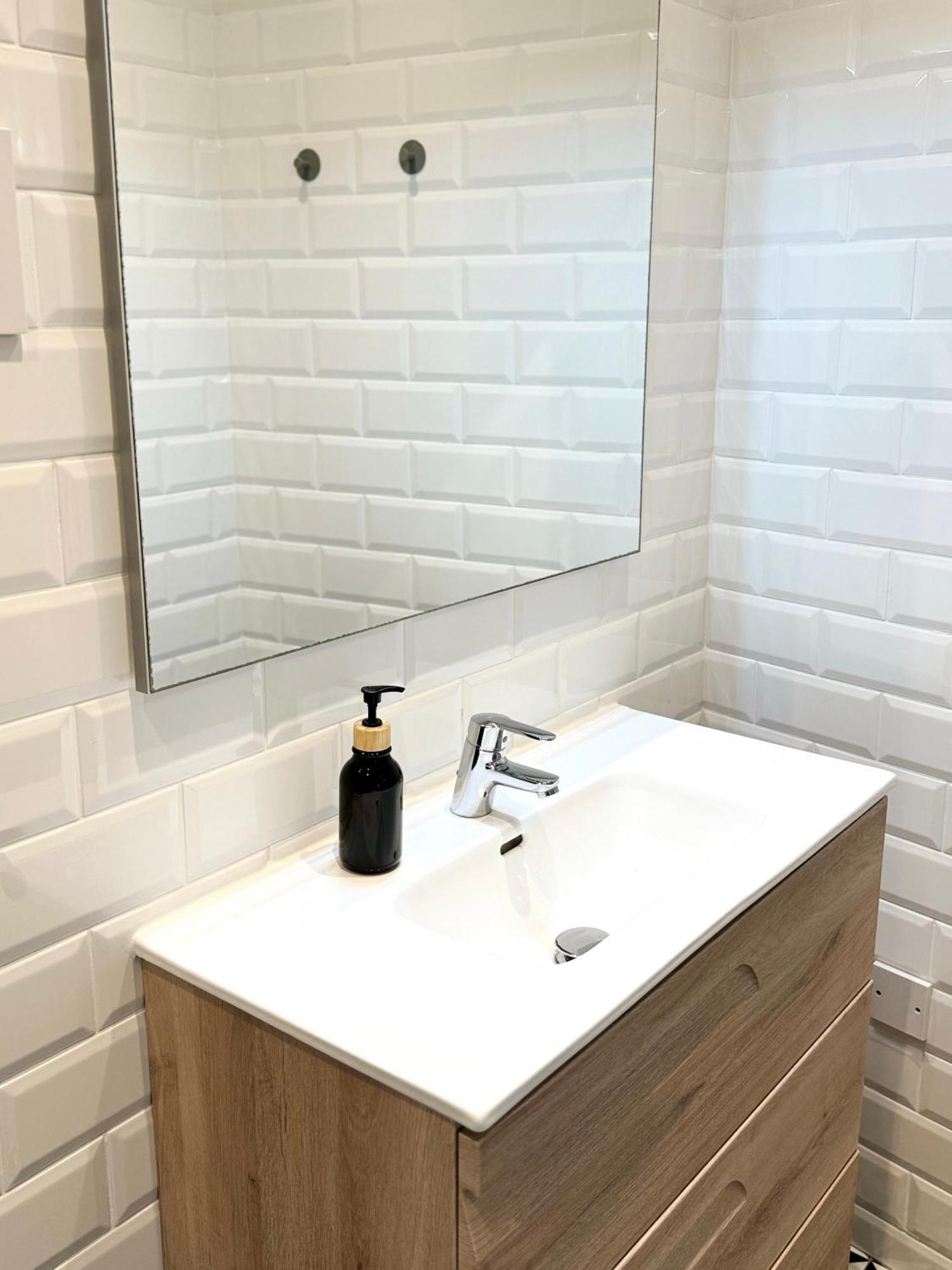 Modern Centre Two Bedroom Windsor - Grand House *