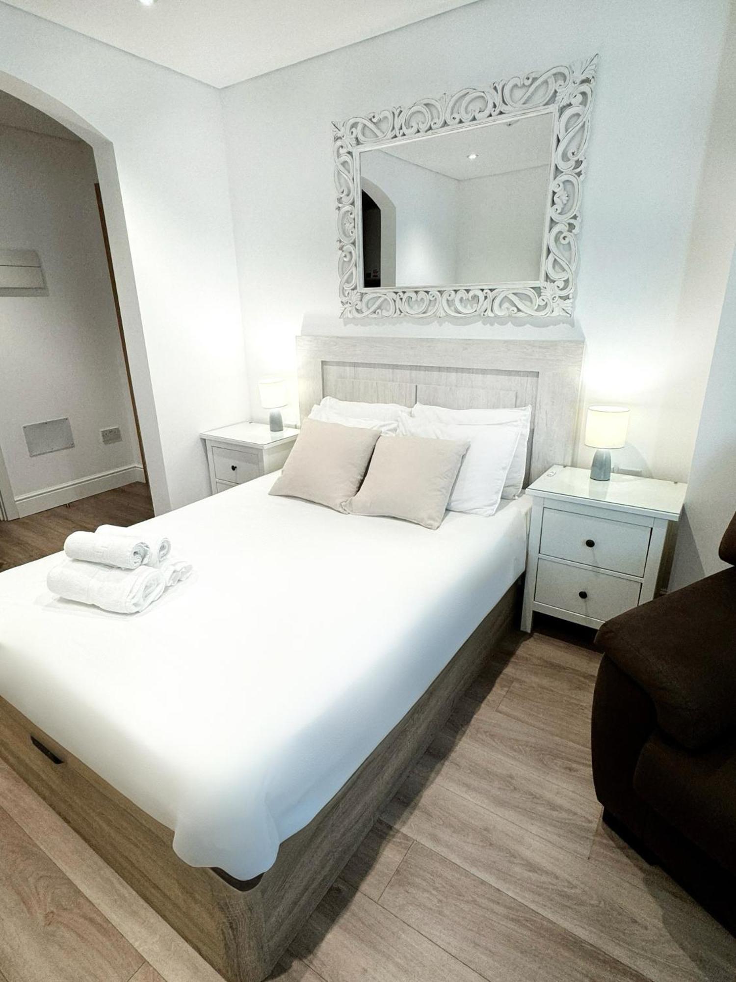 Delightful Centre Clarendon - Grand House *