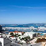 Luxury Modern Apartment With Exceptional Views!