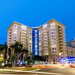 Central One Bed Apartment, Sleeps 4 With Roof Top Pool.