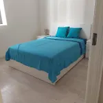 Central One Bed Apartment, Sleeps 4 With Roof Top Pool.