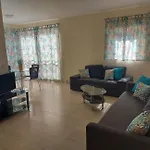 Central One Bed Apartment, Sleeps 4 With Roof Top Pool.