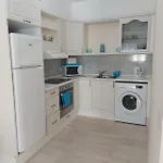 Central One Bed Apartment, Sleeps 4 With Roof Top Pool.