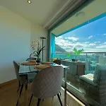 Bright Ocean Village Apartment