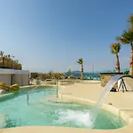 Modern Central 1 Bedroom Apartment With Rooftop Spa