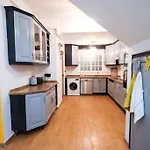 House Of Colour, A 3 Bedroom Bold Retreat In Town Centre!