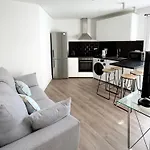 Modern City Centre Two Bedroom Windsor Apartment - Grand Central House
