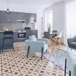 Elegant 2-Br Apartment With Unmatched Central Location