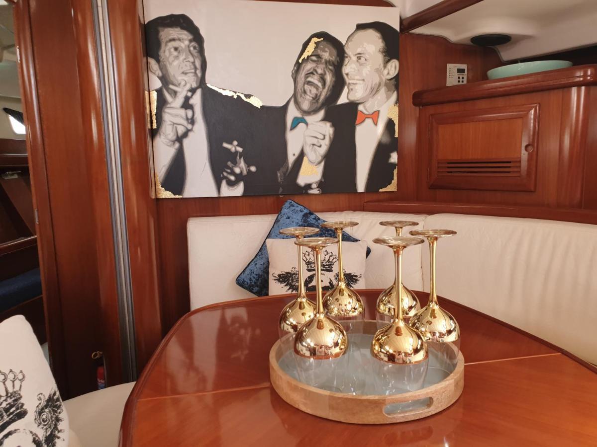 Botel Luxury Yacht 