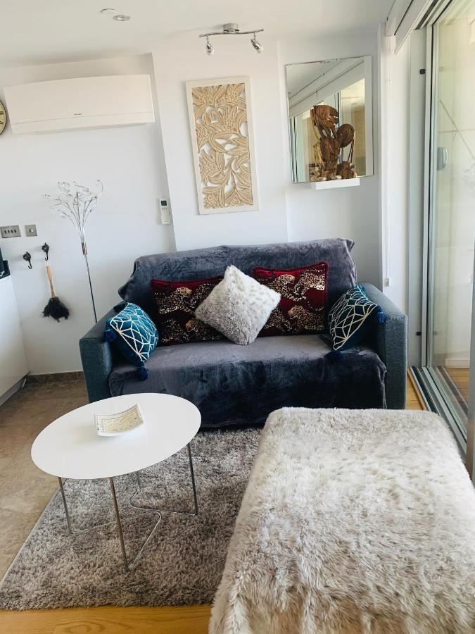 Luxe Studio Seconds From The Marina And City Centre Apartment *