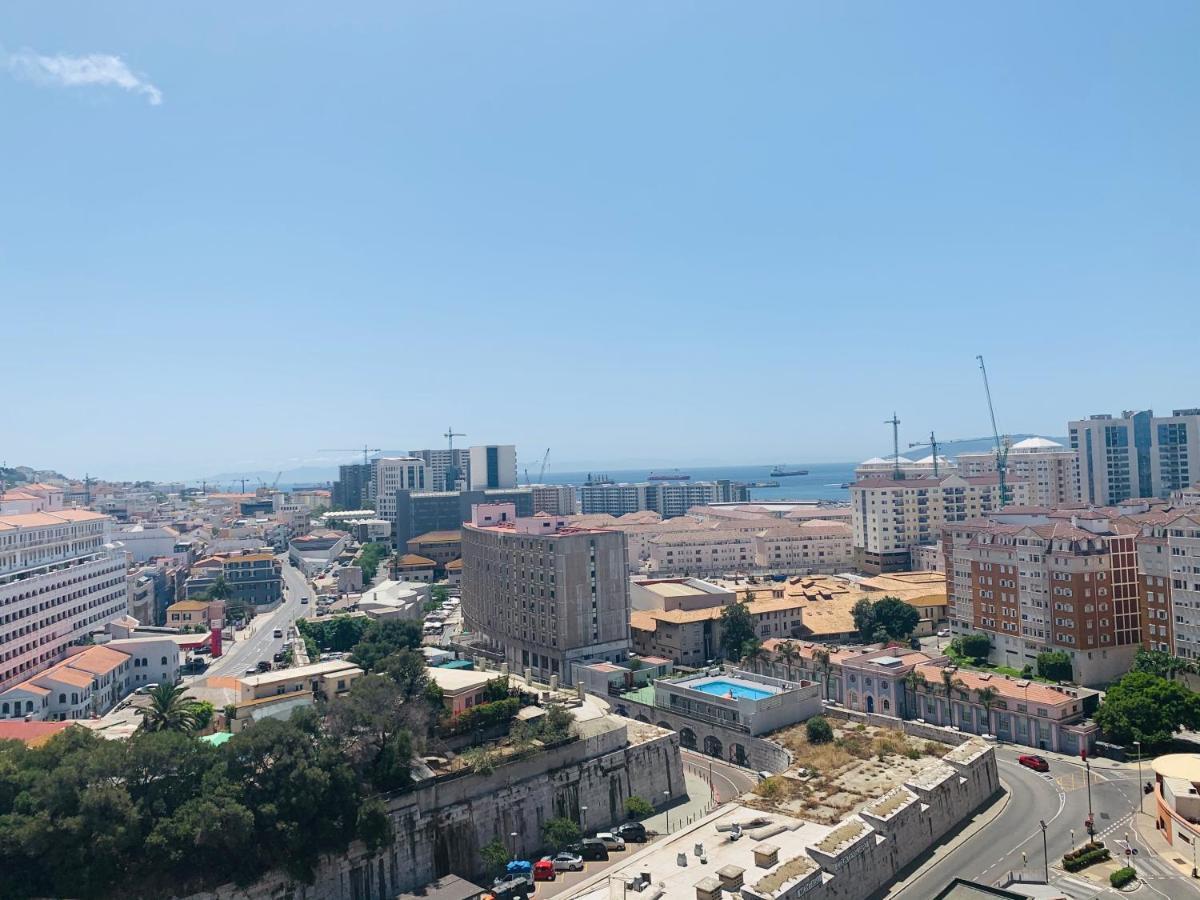 Luxe Studio Seconds From The Marina And City Centre Apartment