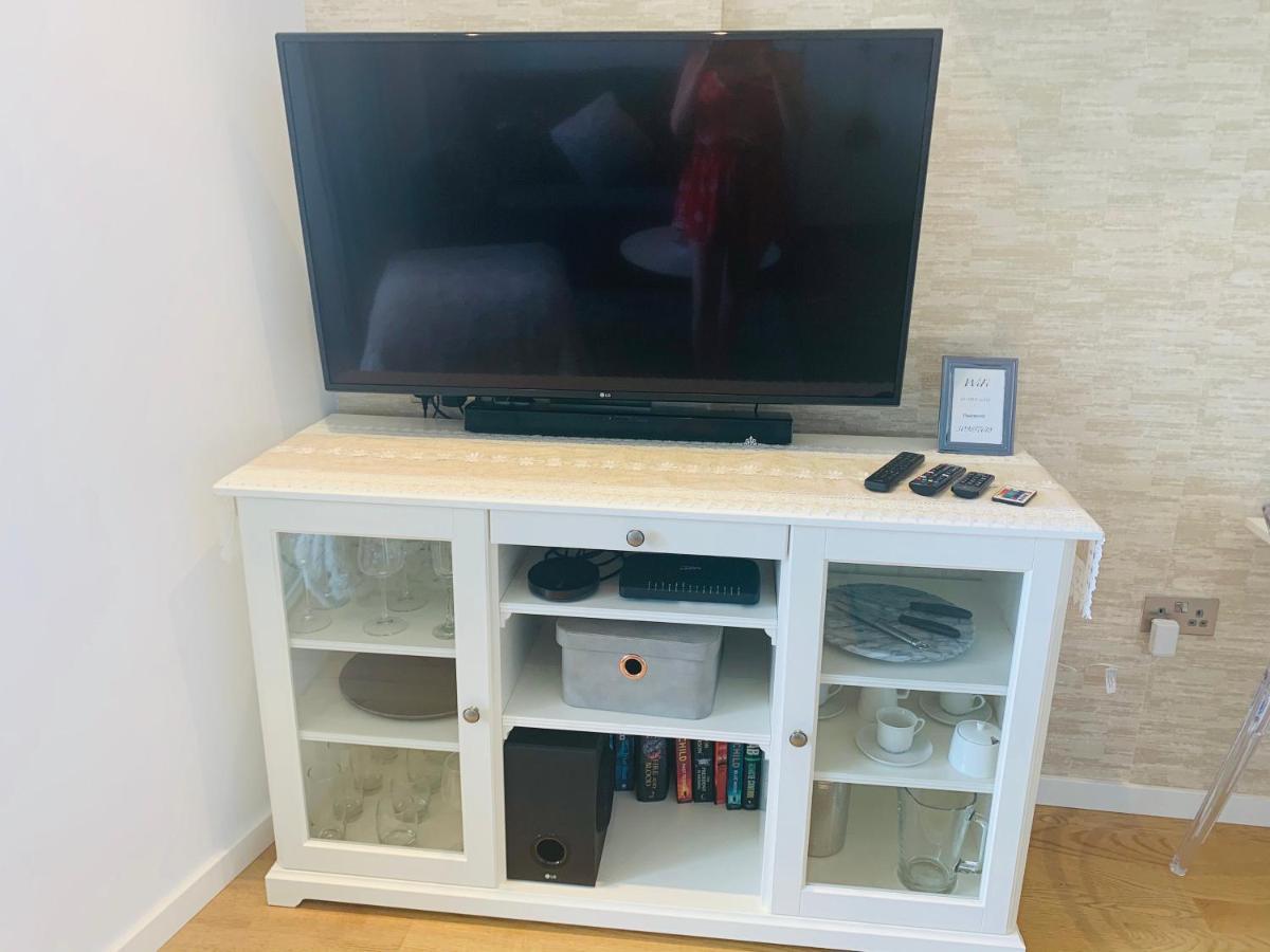 Luxe Studio Seconds From The Marina And City Centre Apartment *
