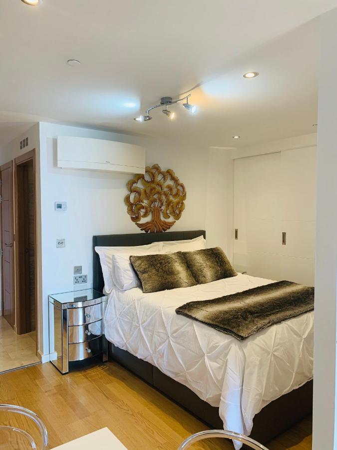 Luxe Studio Seconds From The Marina And City Centre Apartment