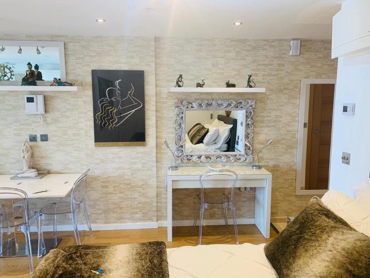 Luxe Studio Seconds From The Marina And City Centre Apartment *