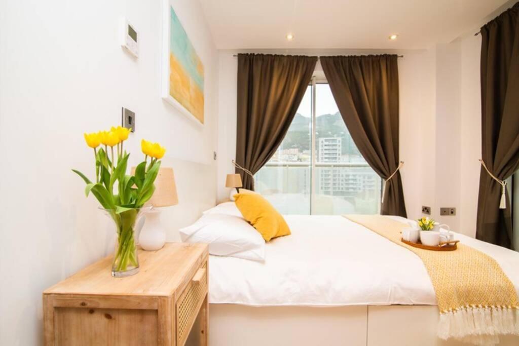 Apartment Luxury Modern Apartment With Exceptional Views! *