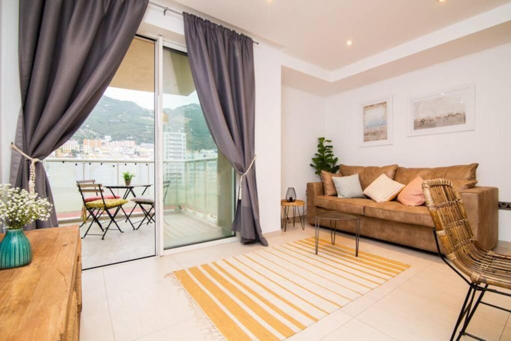 Apartment Luxury Modern Apartment With Exceptional Views! *