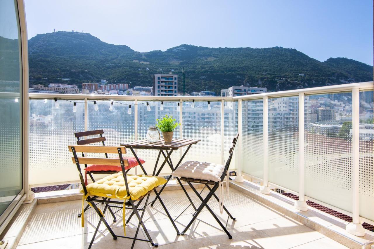 Apartment Luxury Modern Apartment With Exceptional Views! *