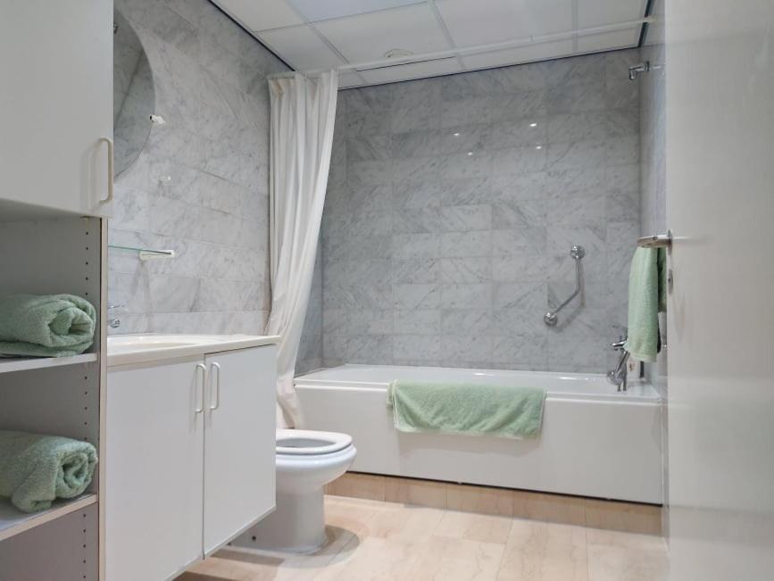 Apartamento Central One Bed Apartment, Sleeps 4 With Roof Top Pool. *
