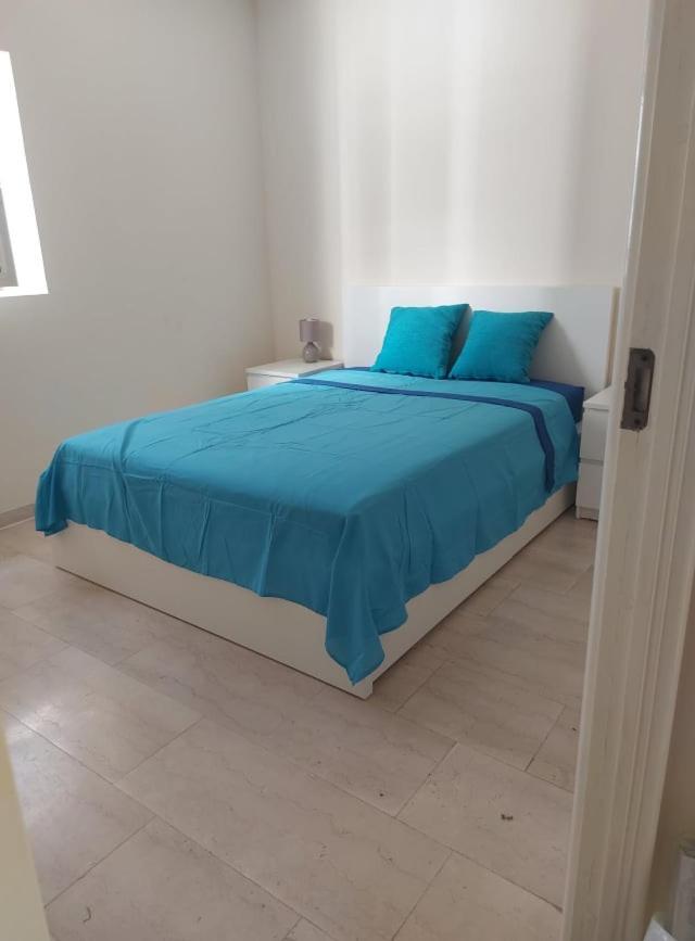Central One Bed Apartment, Sleeps 4 With Roof Top Pool. Gibraltar