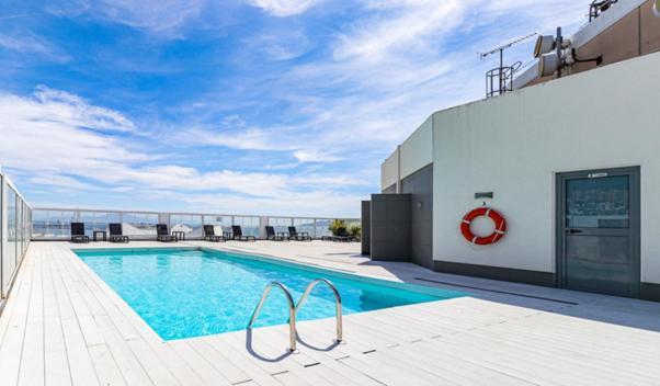 Central One Bed Apartment, Sleeps 4 With Roof Top Pool. Gibraltar