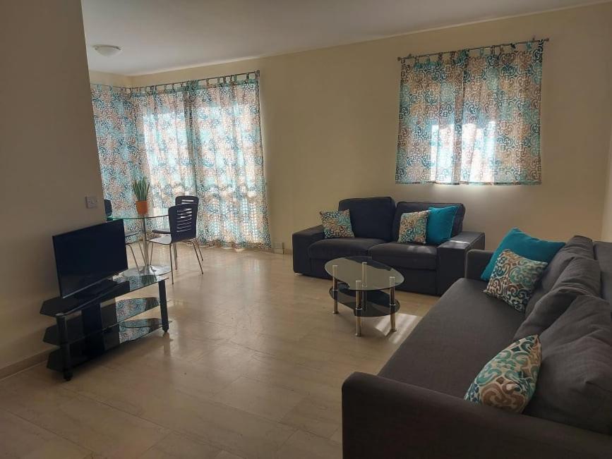 Central One Bed Apartment, Sleeps 4 With Roof Top Pool.