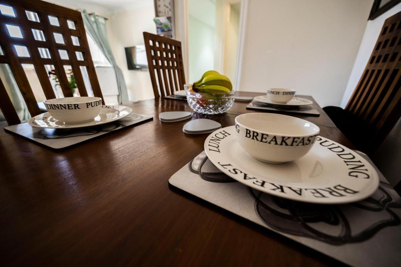 Bright And 2 Bedroom Flat In Apartment