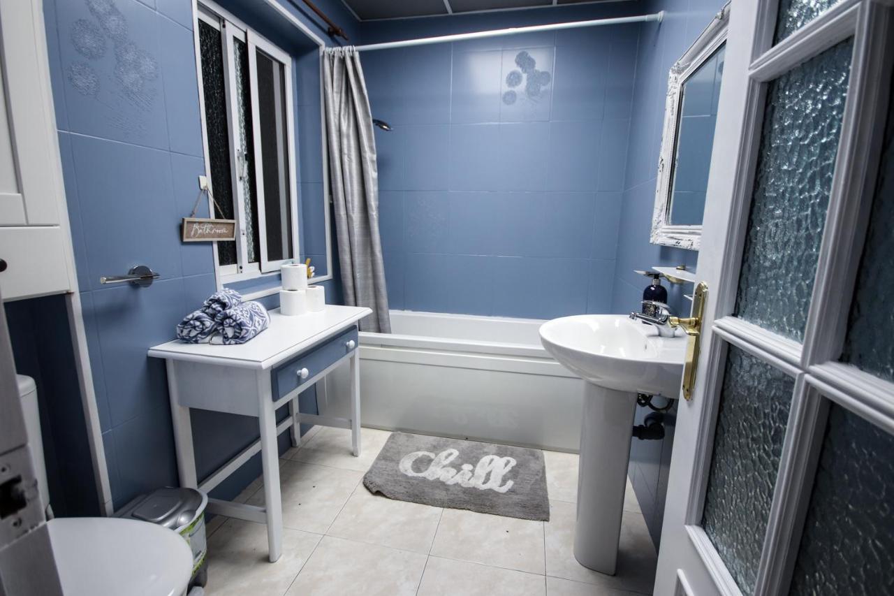Bright, Chic, 3 Bedroom House In The Heart Of Town Holiday home *