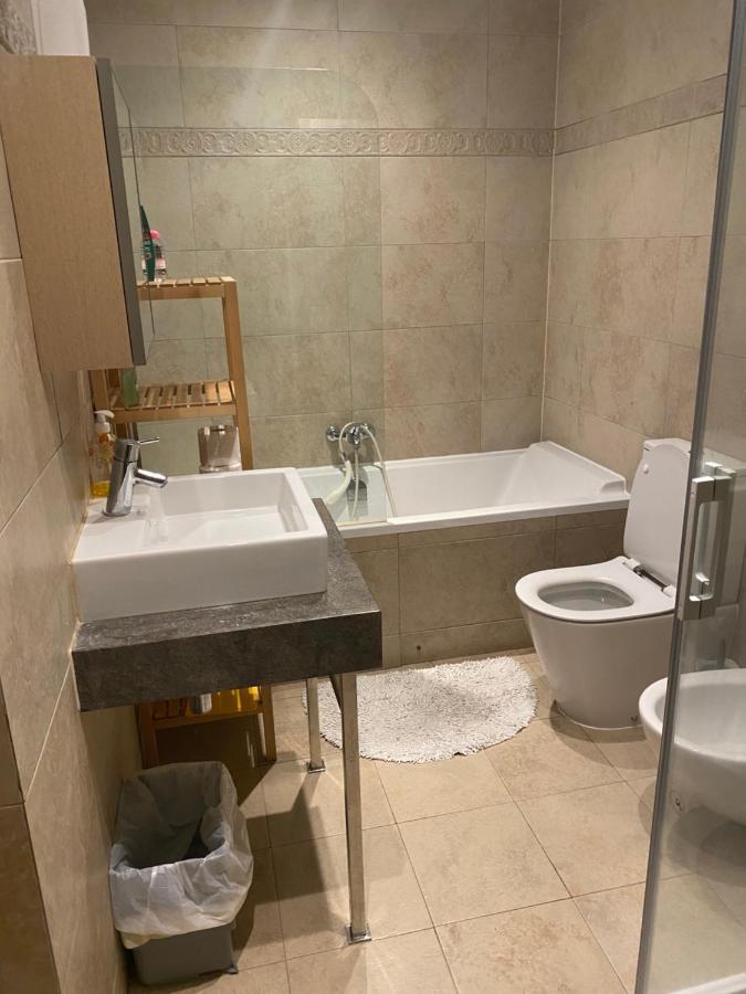 2 Bedroom 1 Bathroom With Communal Pools In Ocean Village Apartment *