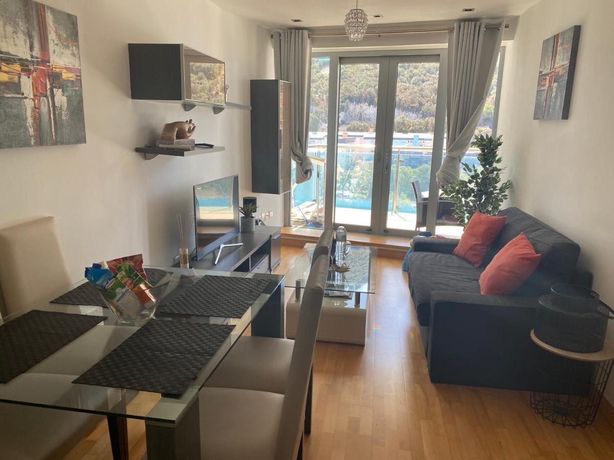 2 Bedroom 1 Bathroom With Communal Pools In Ocean Village *