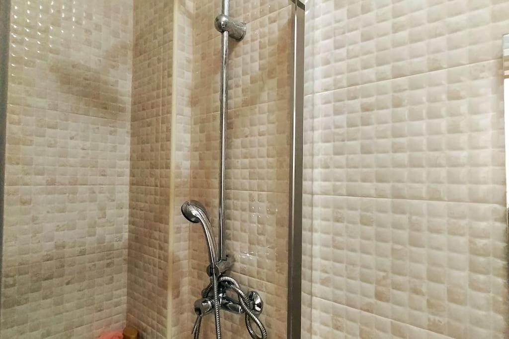 Location 2 Bed2 Bath W/lift In Town! * Gibraltar