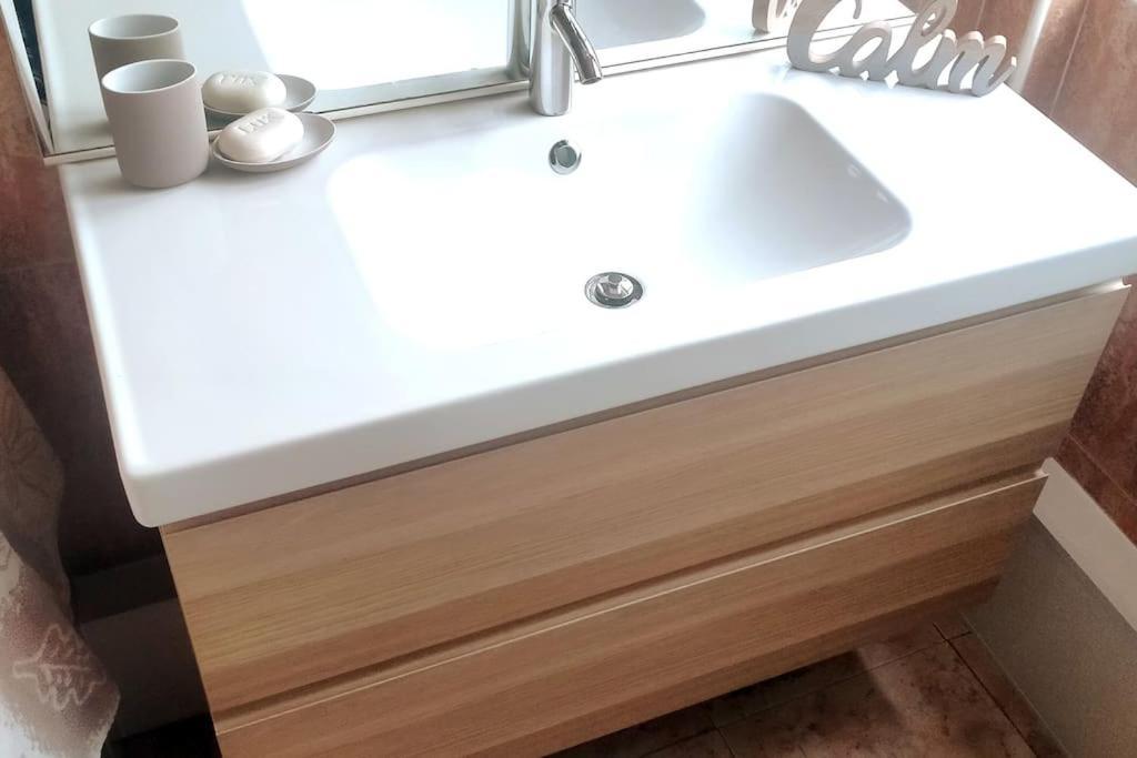 Location 2 Bed2 Bath W/lift In Town! *