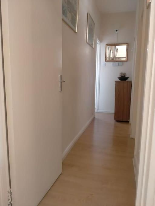Location 2 Bed2 Bath W/lift In Town! Apartamento Gibraltar