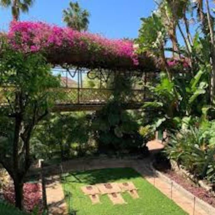 Location 2 Bed2 Bath W/lift In Town! *