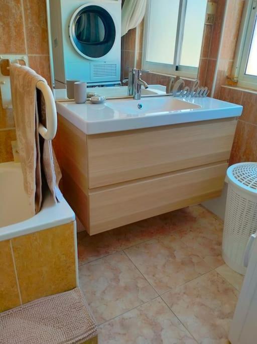 Location 2 Bed2 Bath W/lift In Town! Gibraltar