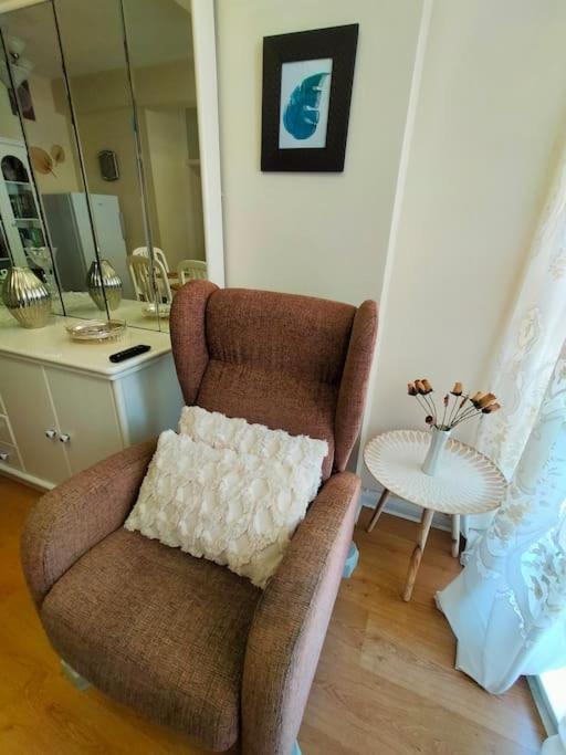 Location 2 Bed2 Bath W/lift In Town! Apartamento Gibraltar