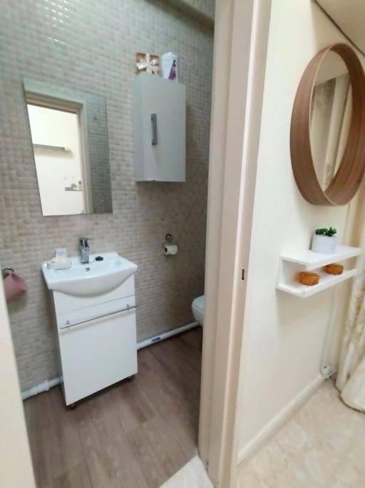Location 2 Bed2 Bath W/lift In Town! *