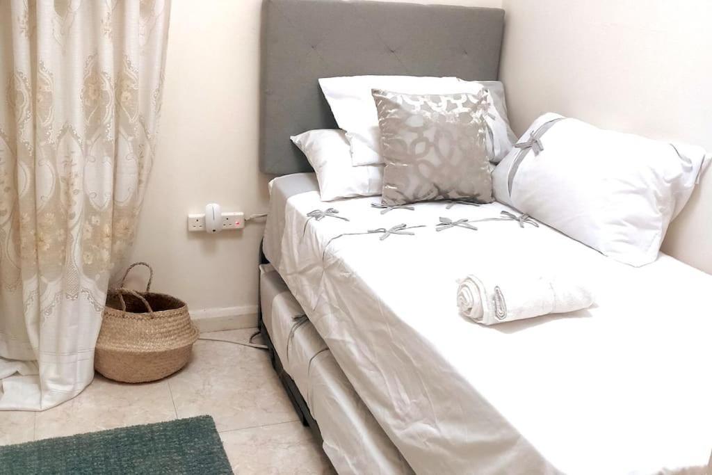 Location 2 Bed2 Bath W/lift In Town! Apartamento